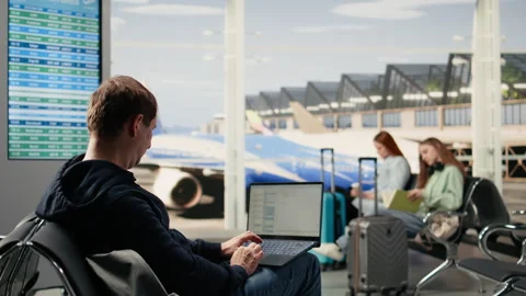 Man digital nomad, focused on programming, system development 動画素材 333168187