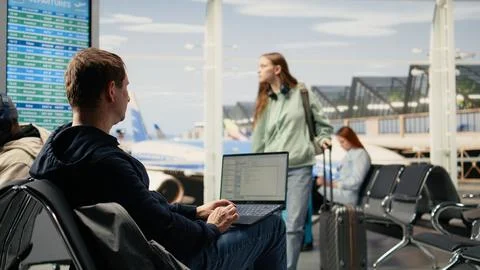 Man digital nomad, focused on programming, system development Stockfoto's