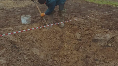 A man digs the earth, dig the soil, dig the earth Vídeo Stock 333843469