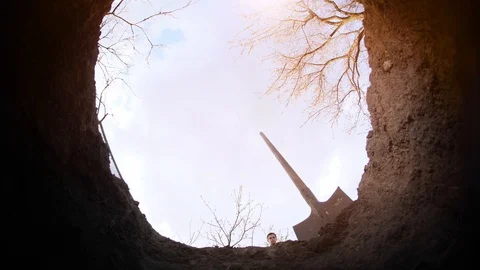A man digs a grave 動画素材 129224883