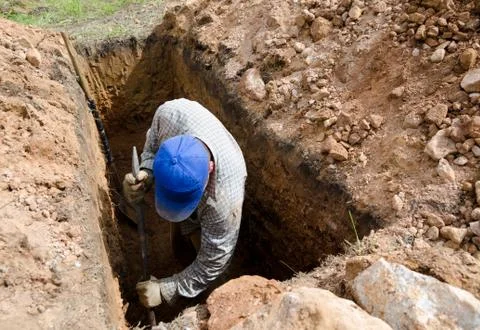 Man digs grave 库存照片