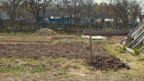 A man digs the ground with a shovel Vídeos de archivo 89237628