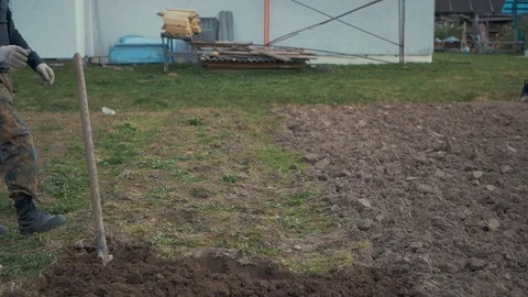 A man digs the ground with a shovel Vídeos de archivo 89237890