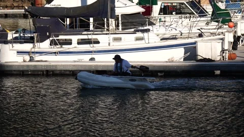 Man in a dinghy. Vídeos de archivo 313857447