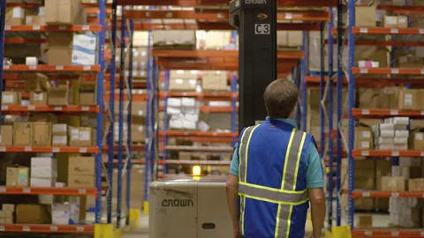 Man directing inside an industrial storage warehouse facility Vídeos de archivo 218996907
