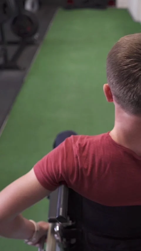 Man with a disability working out at the gym Vidéo 348739552