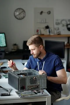 Man disassembling computer processor Foto stock