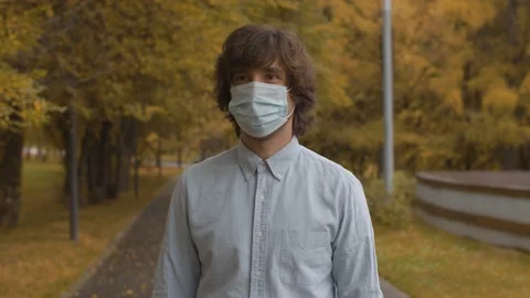Man in disposable protective mask Video stock 141287384