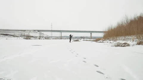 A man in the distance drills ice Vídeo Stock 144176239