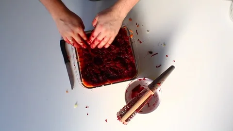 The man distributes an even layer of grated beetroot over a layer of carrots. Vídeo Stock 87646760