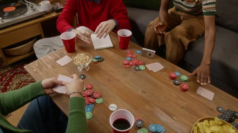 Man Distributing Cards While Playing Poker with Friends in Cozy Living Room Vídeo Stock 335860567