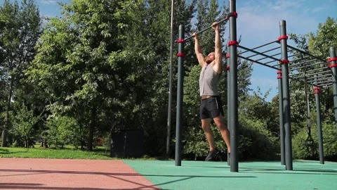 Man do a backflip on the horizontal bar Video stock 140133363