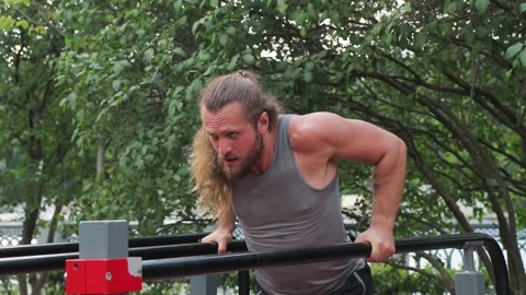 Man do dips on the dip bars Video stock 140137604