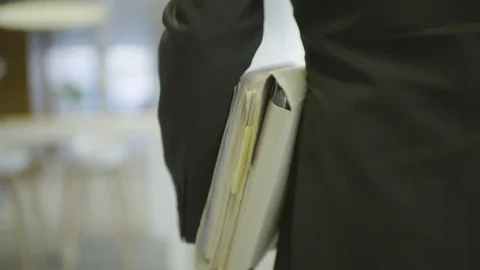 Man With Documents Walking Through Office Vídeo Stock 82380420
