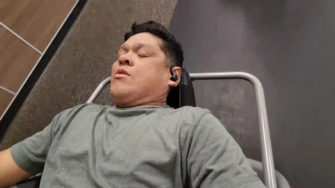 Man Does Abdominal crunches on a bench 库存影片 237981180