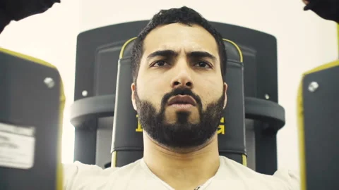 Man Does Arms Workout 库存影片 88357884