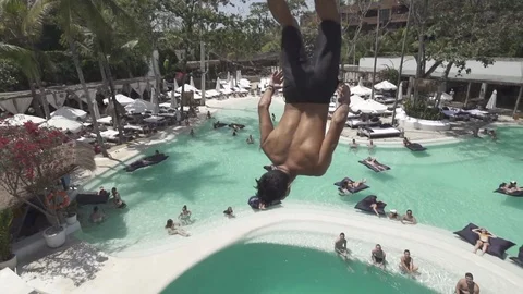 Man Does Double Back Flip at Bali Pool Club Slow Motion Vídeos de archivo 106151672