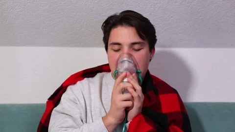 Man does inhalation home during an illness pneumonia,infection with coronavirus Vidéo 262851738