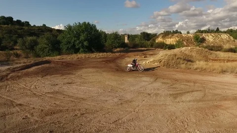 A man does motorally and a screech. About extreme sports, adrenaline, dust, moto Stock Footage 70951954