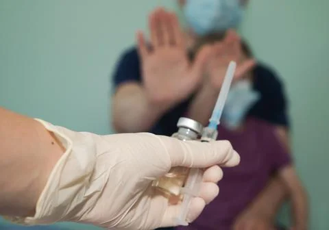 Man does not want to put the vaccine to his child, prohibiting hand sign Stockfoto's