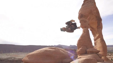 Man Does Parkour Flip in Desert Rocks Travel Adventure Slow Motion Vídeos de archivo 98862992