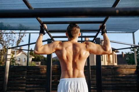 Man does pull-ups on horizontal bar, workout Stock-Fotos