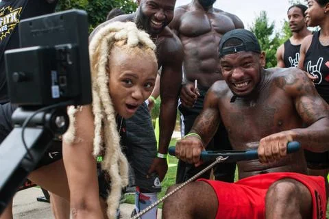 Man Does Reps On Rowing Machine At Atlanta Field Day Foto stock