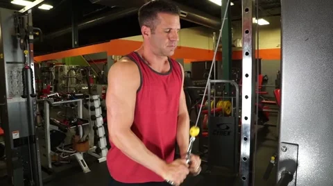 Man Does Tricep Pushdowns At Gym Vídeos de archivo 61576813