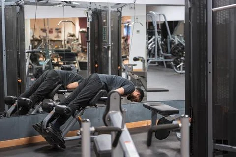 Man doing back extension exercise on machine at the gym. Foto stock