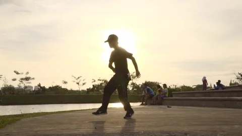 A man doing backtwist 스톡 동영상 84269351