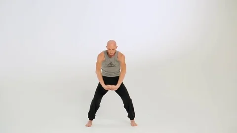 Man doing calisthenics Video stock 82608982