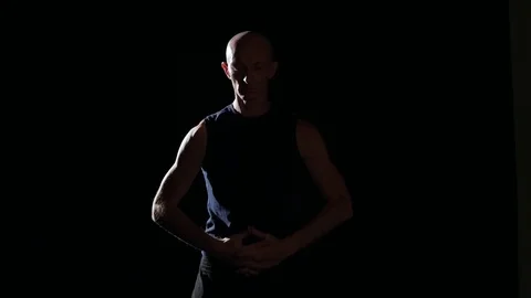 Man doing calisthenics Video stock 82659796