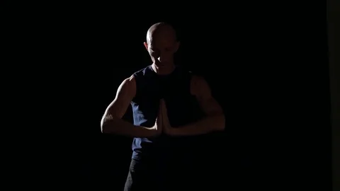 Man doing calisthenics Video stock 82659926