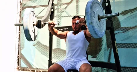 Man doing chest press workout at gym Vidéo 319909030