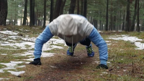 Man doing clapping push ups outside in forest. Crossfit traing outdoors Video stock 77569086