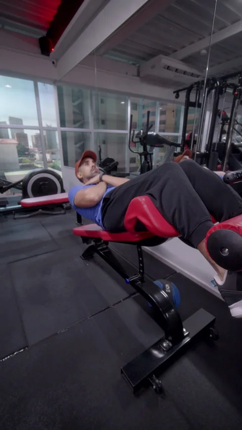 Man Doing Decline Crunch Abdominal Exercise From Front Side Angle in Gym 库存影片 345940883