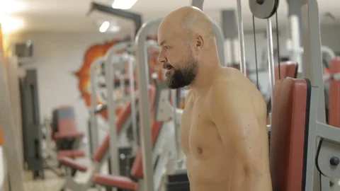 Man is doing dips on the gym machine Video stock 79530175