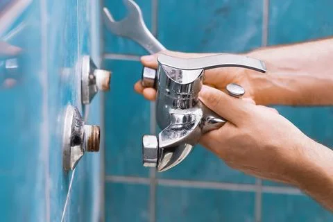Man doing DIY repairs and plumbing. This handyman homeowner is replacing an.. Fotos Stock