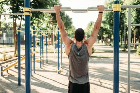 Man doing exercise on horizontal bar outdoor Stock-Fotos