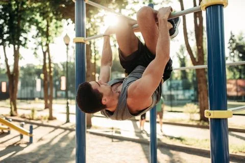 Man doing exercise on horizontal bar outdoor Stock-Fotos