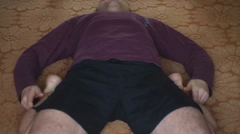 Man doing exercises for flexibility and relaxation 스톡 동영상 35311780