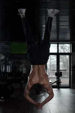 Man Doing Extreme Push Ups On Floor Handstand Foto stock