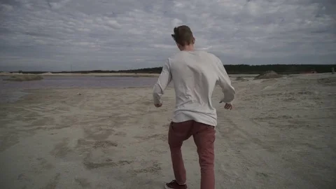 Man doing flip on beach 库存影片 80706992
