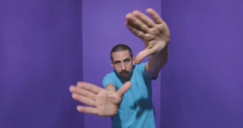 Man doing frame using hands and fingers, isolated over purple background Stock-Footage 275506990