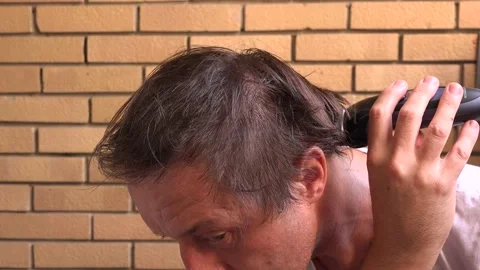 Man doing haircut by himself Vídeos de archivo 138753606