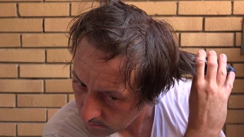Man doing haircut by himself Vídeos de archivo 138753900