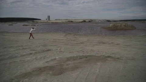 Man doing handstand on beach 库存影片 80707226
