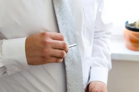 Man doing his grey tie on wedding day Stock-Fotos