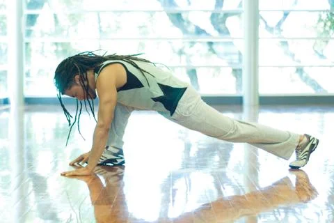 Man doing lunge, full length Fotos Stock