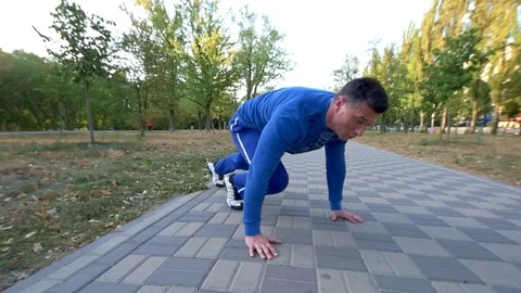 Man Doing Mountain Climber Excercise In Park Stockbeeldmateriaal 116606773